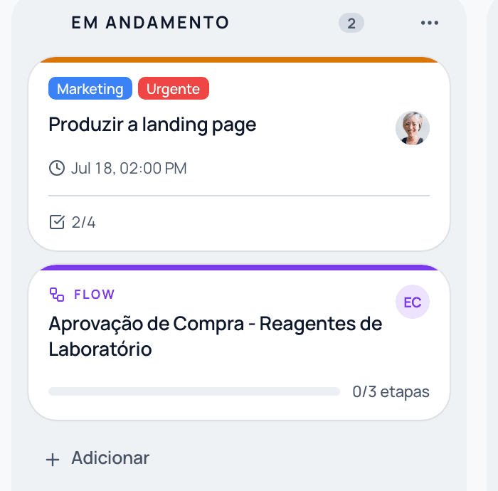 Coluna Em andamento com um card normal e um card Flow de aprovação de compras anexado ao projeto