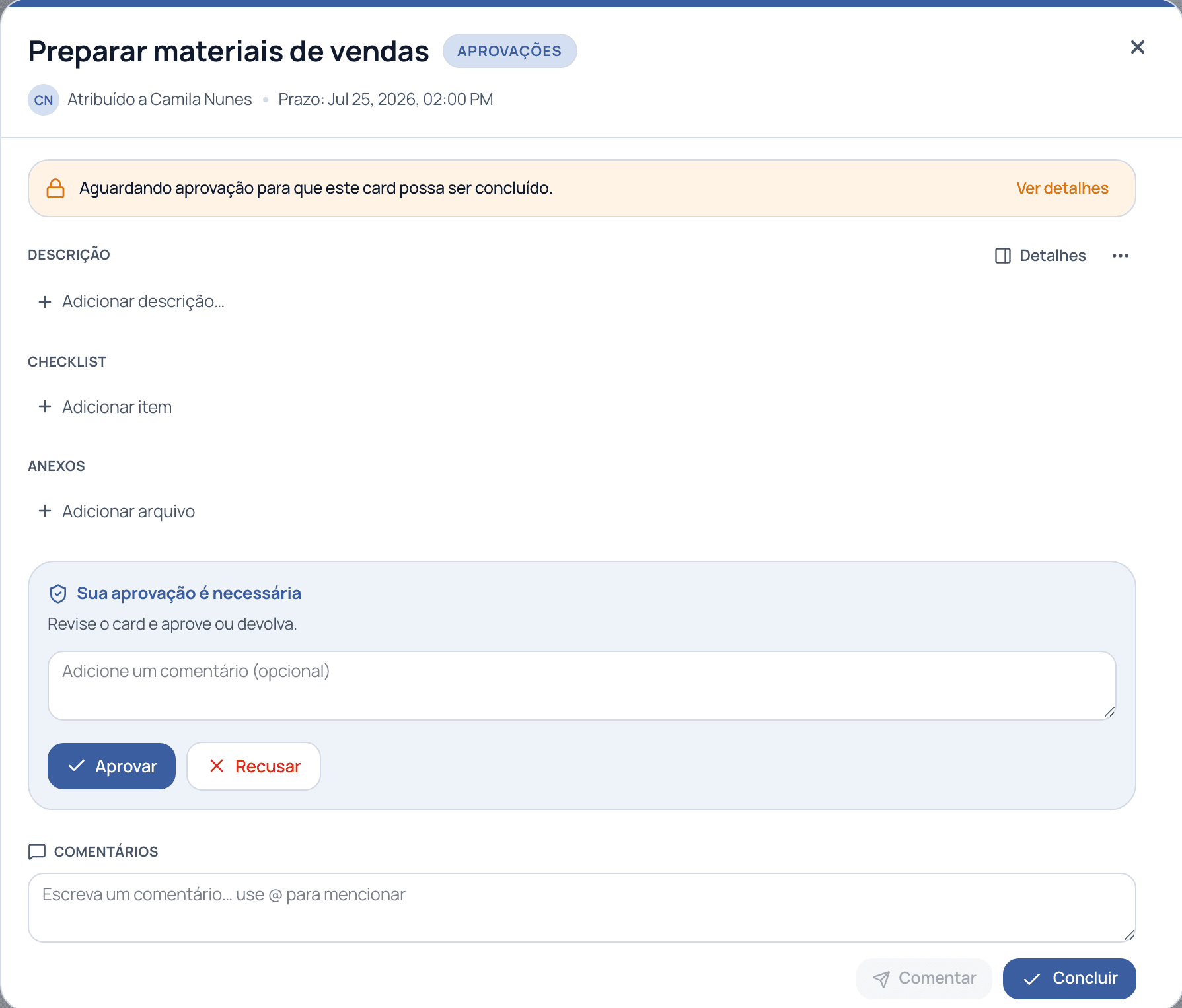 A visão detalhada de um card de projeto mostrando um aviso de aprovação e os botões Aprovar / Recusar para o aprovador designado