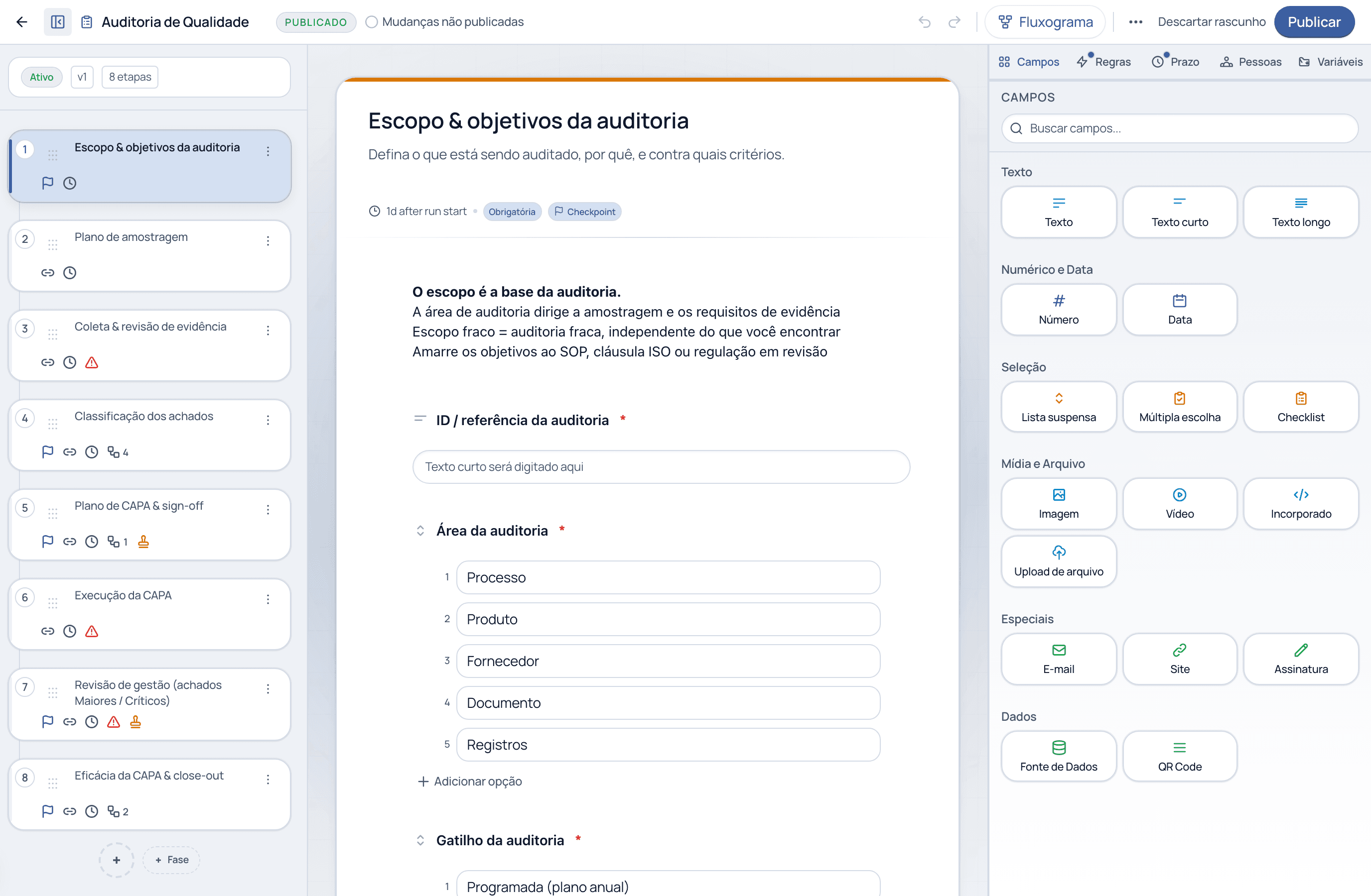 O editor de Flow com a lista de passos, o canvas da tarefa e o painel de design com abas Campos/Regras/Prazos/Pessoas/Variáveis