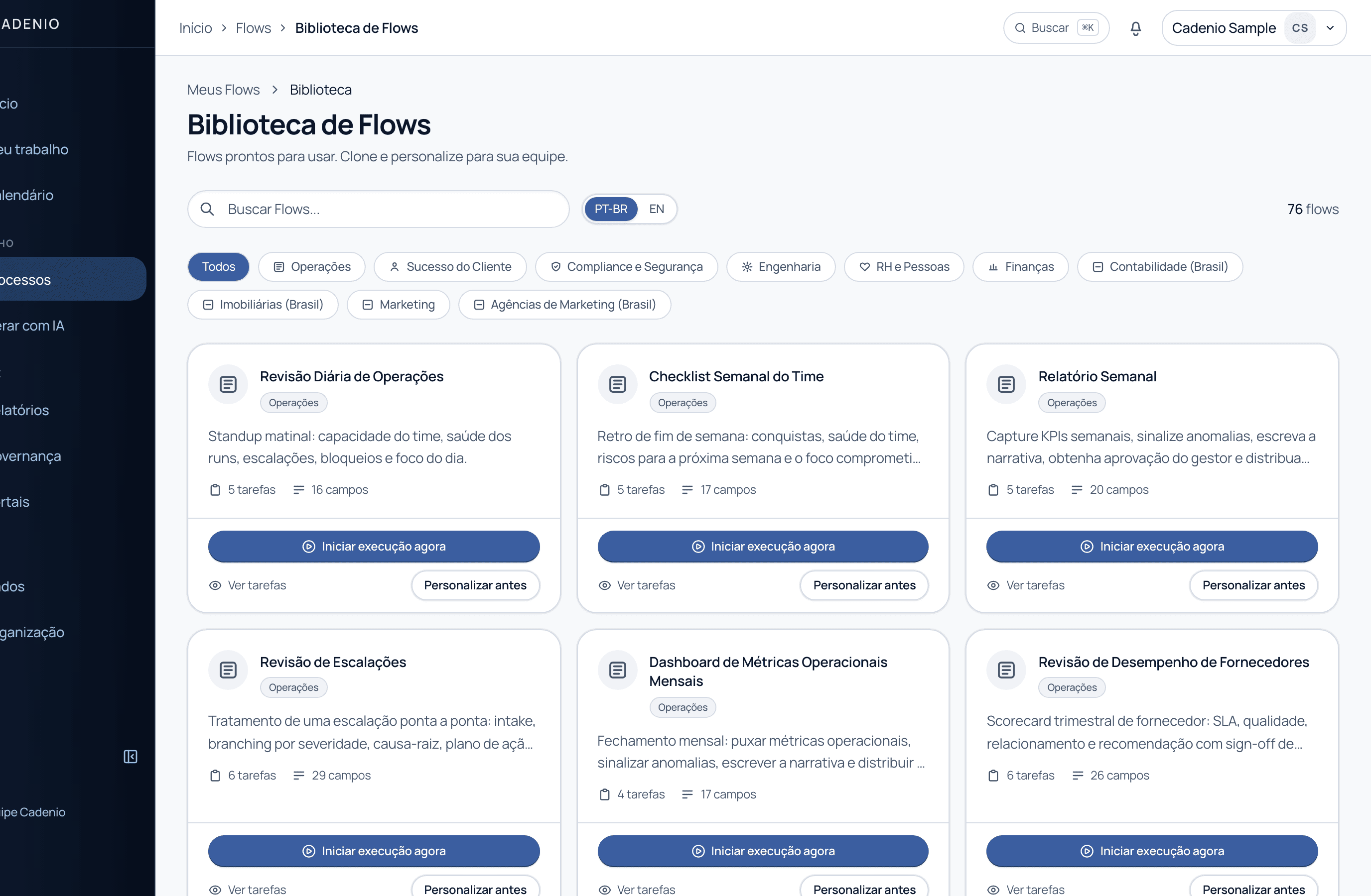 A Biblioteca de Flows com filtros de categoria, seletor de idioma e cards de modelo com contagem de tarefas e campos