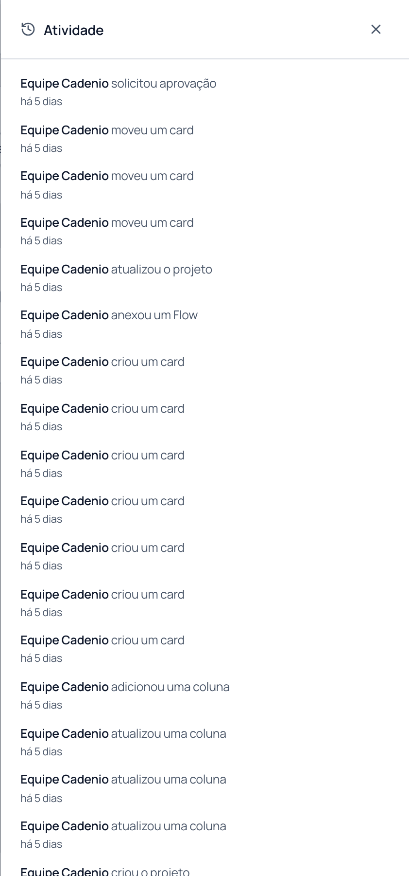 A gaveta de Atividade do projeto listando um feed cronológico reverso de eventos: aprovação solicitada, cards movidos, um Flow anexado e colunas atualizadas, cada um com timestamp
