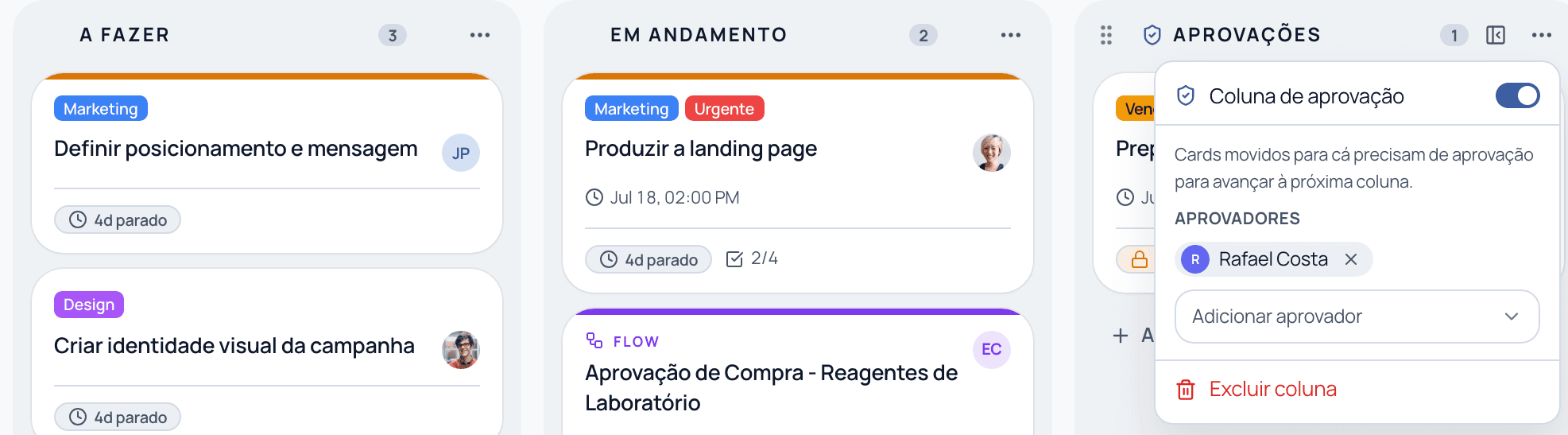 Três colunas de um quadro de projeto: A fazer, Em andamento com um card de Flow anexado, e Aprovações com o menu da coluna aberto mostrando o interruptor de aprovação e um aprovador